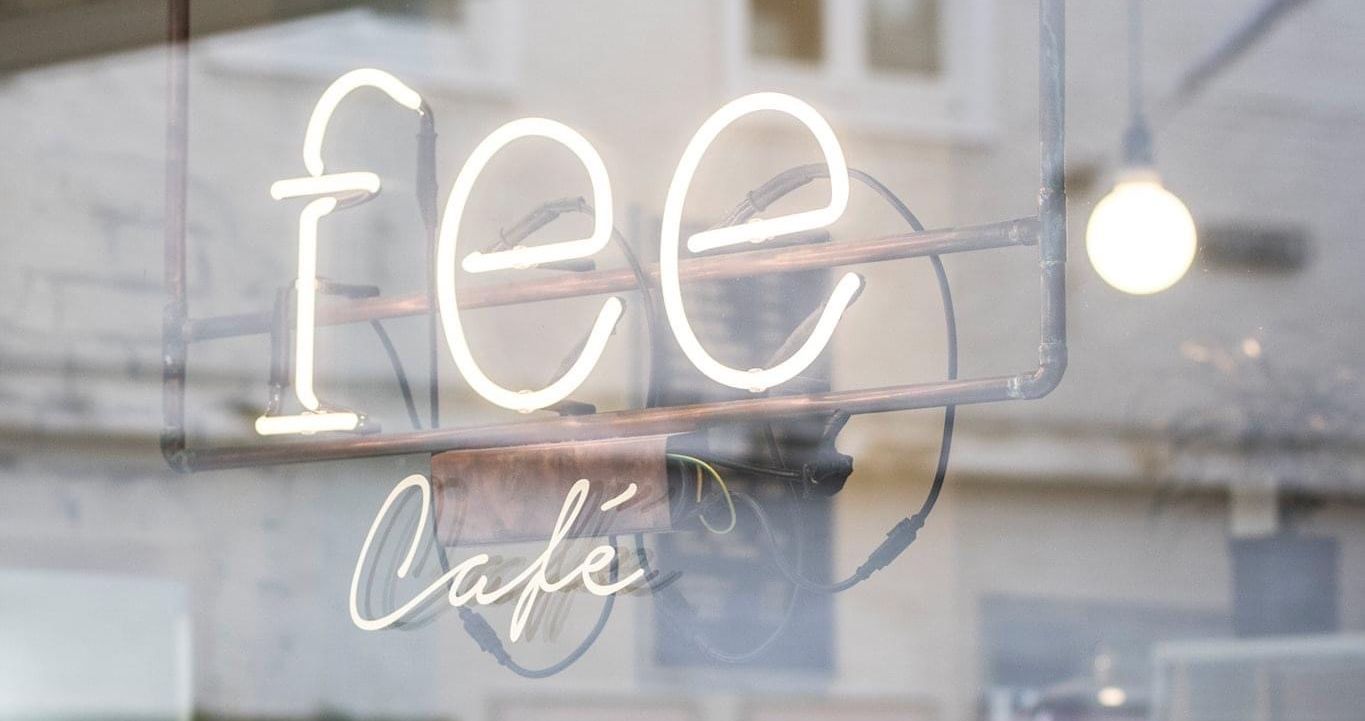 Elektrisch uithangbord Fee café winkelraam