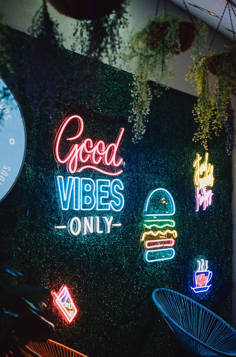 neon sign good vibes only groene achtergrond coffeeshop