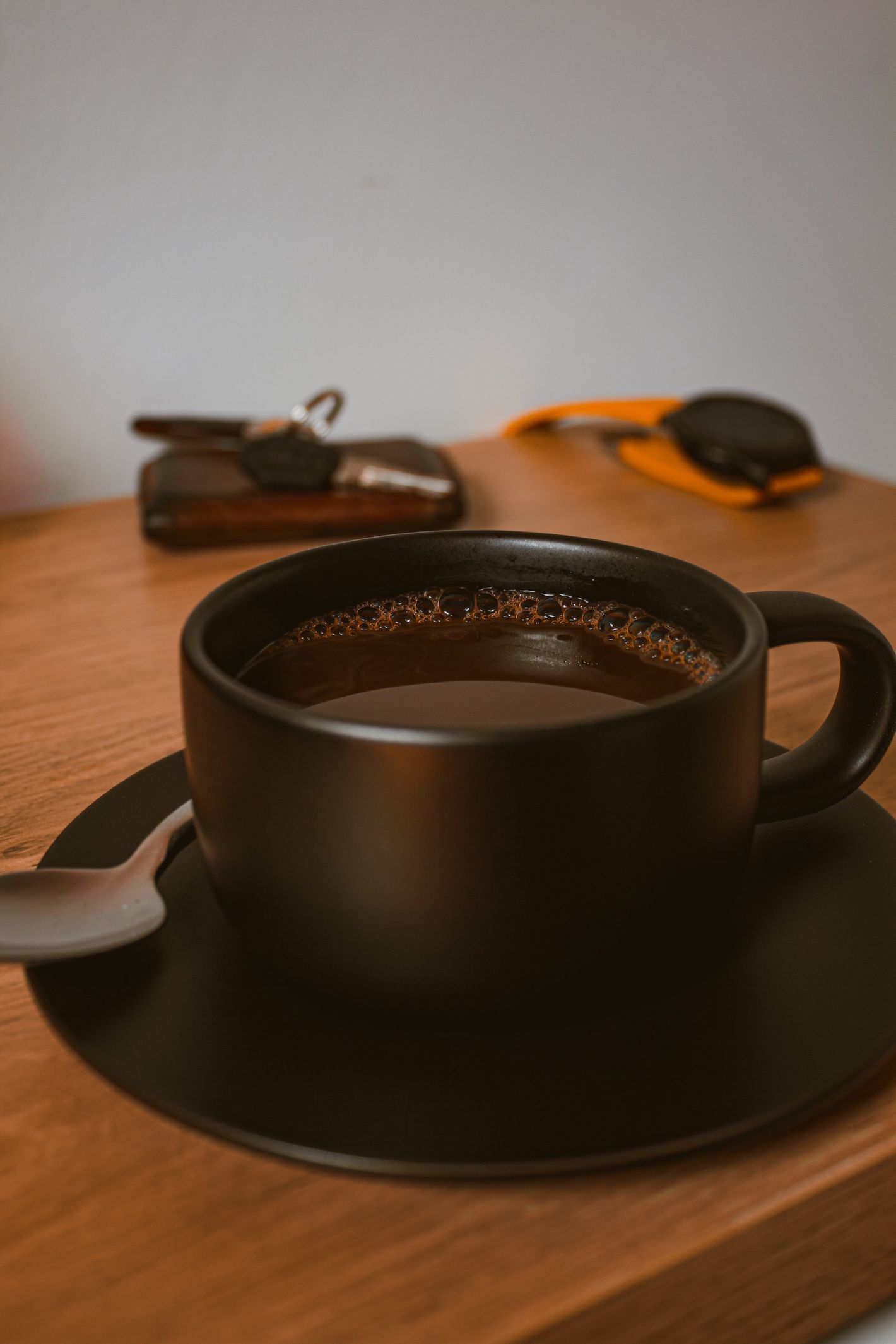 koffie zwart op houten tafel