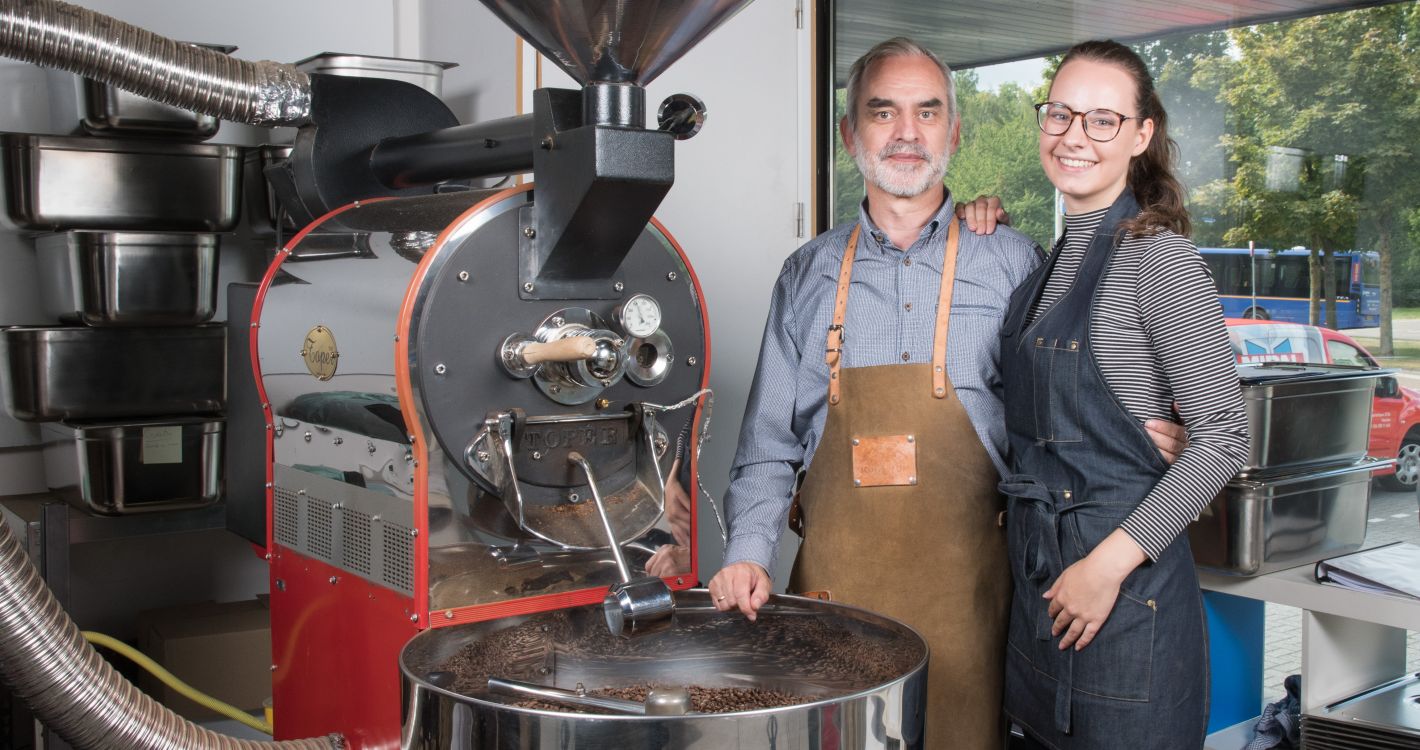 Aat en Ymeja Klopman koffiebranders in de zaak