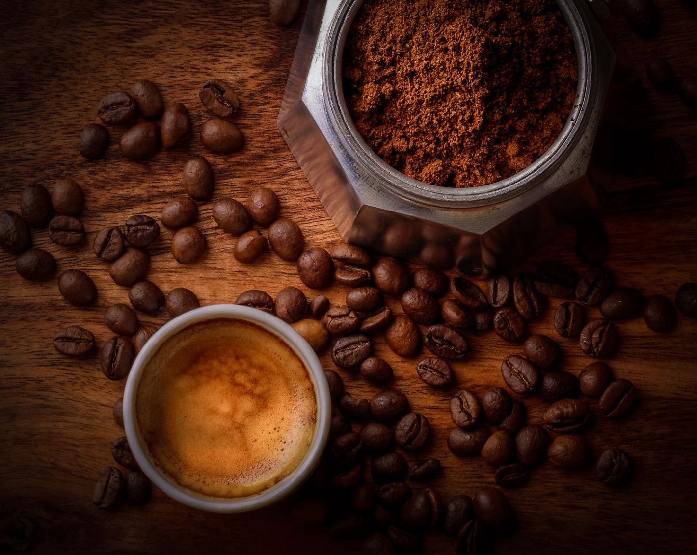 koffiebonen op marmeren ondergrond