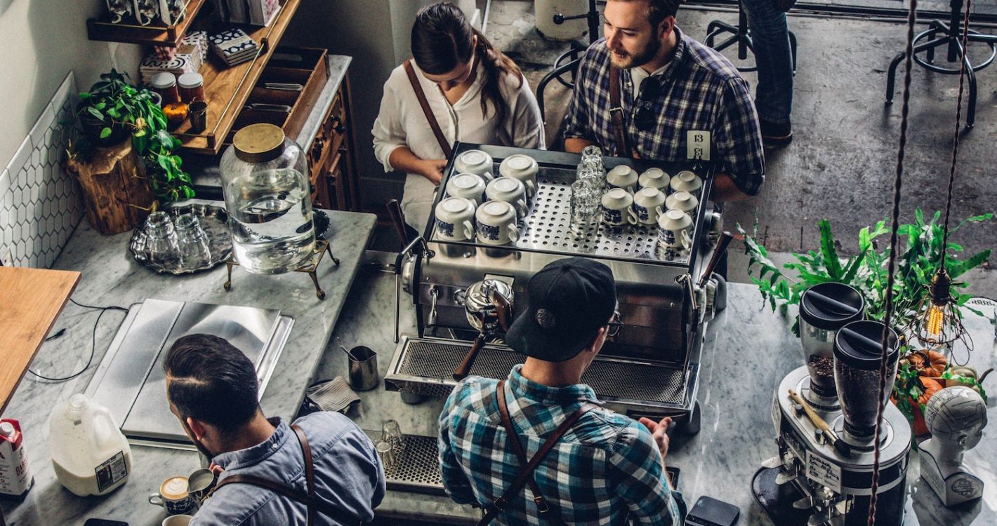 shot van bovenaf mensen die koffie bestellen in urban koffie cafe