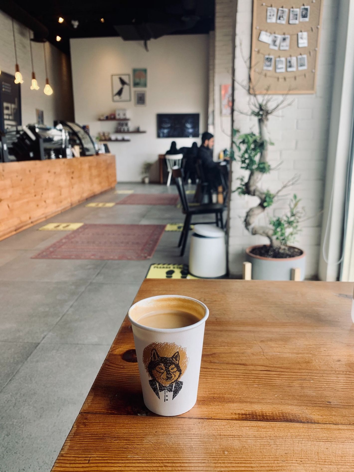koffie cafe take away koffie op houten tafel