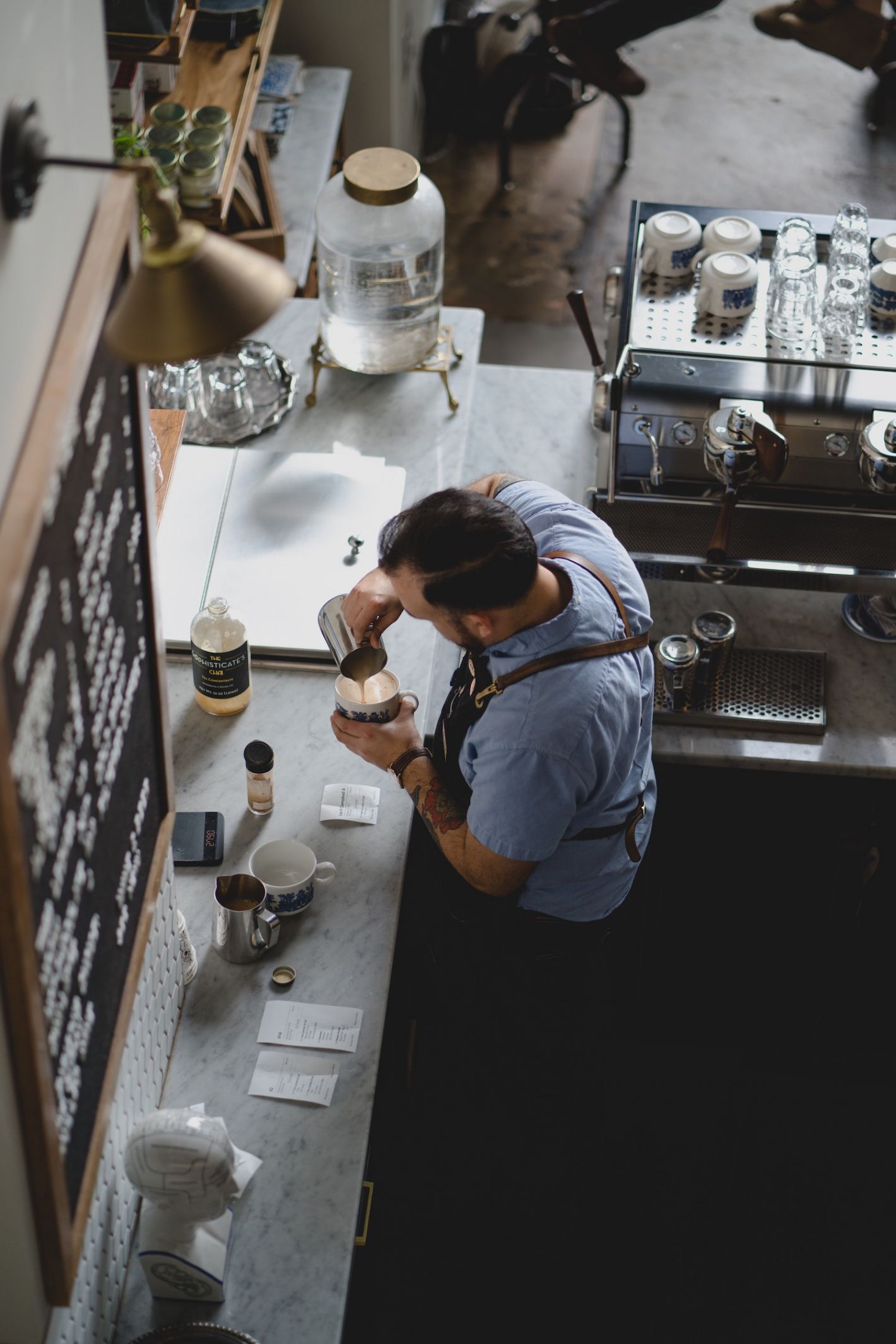 barista schenkt koffie in cafe