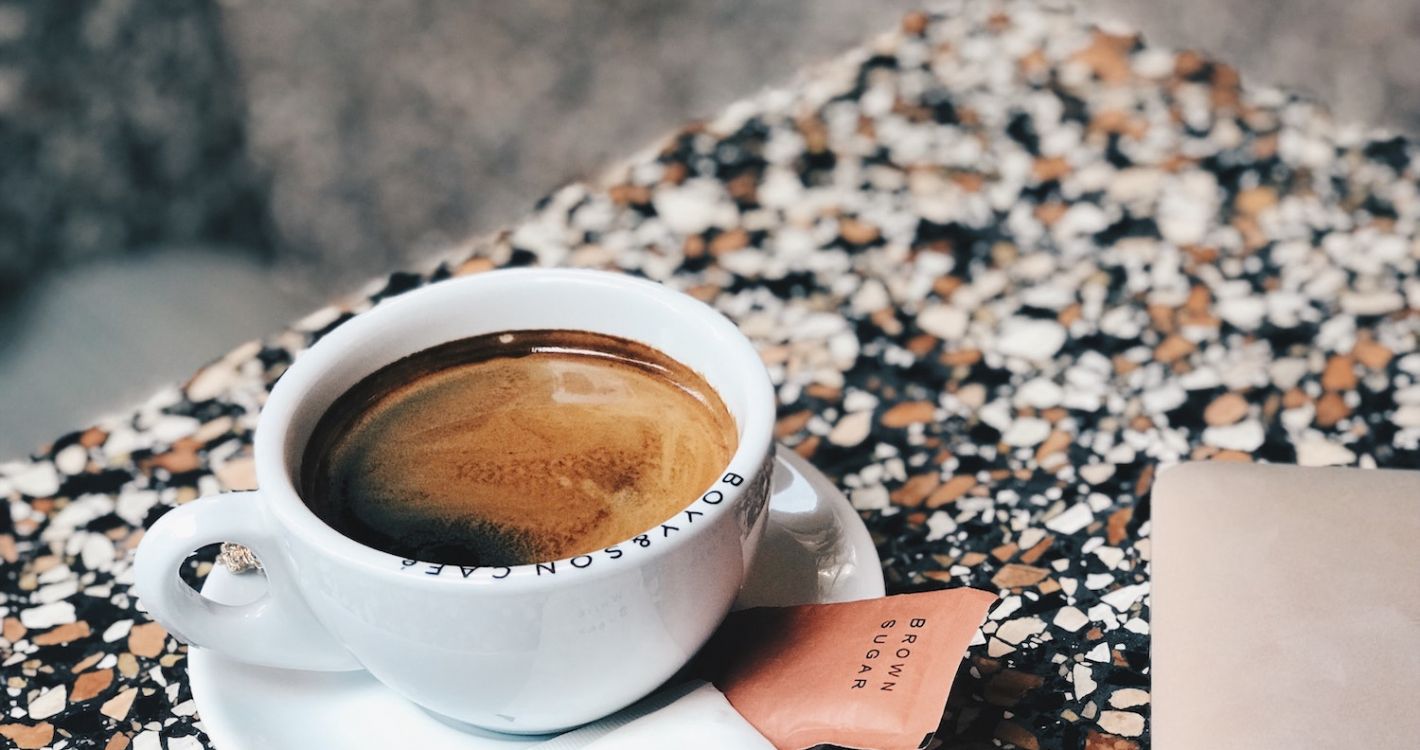 espresso wit kopje tafel