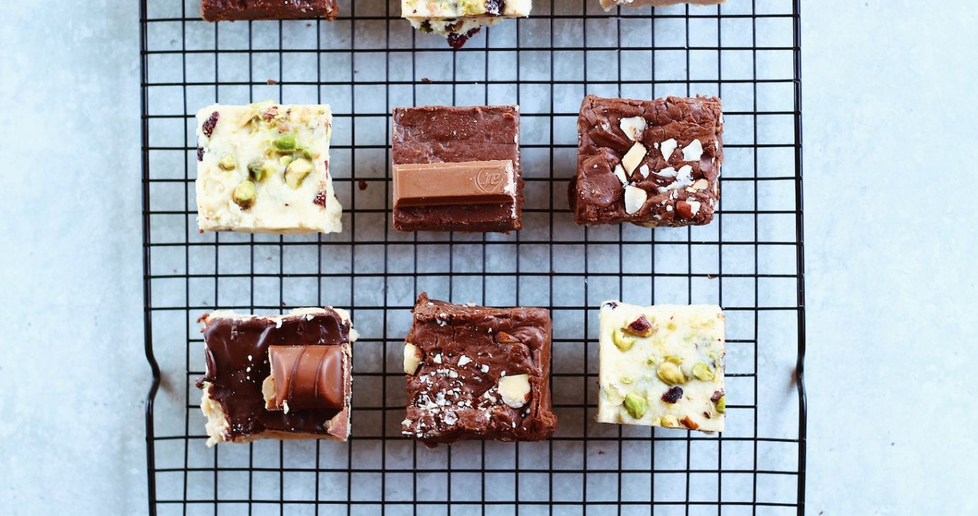 rooster met vierkante chocolade blokjes witte en melk chocolade