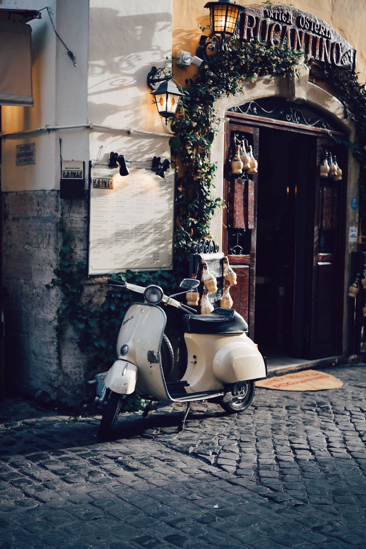 witte vespa scooter in schattig straatje in Italië