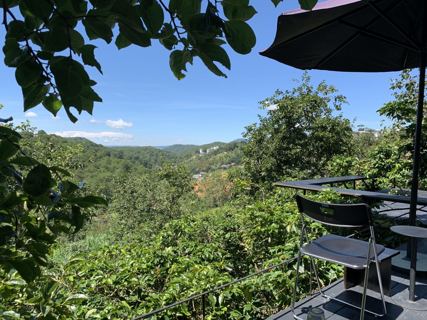 sitooterie DaLat uitzicht groene bergen parasol
