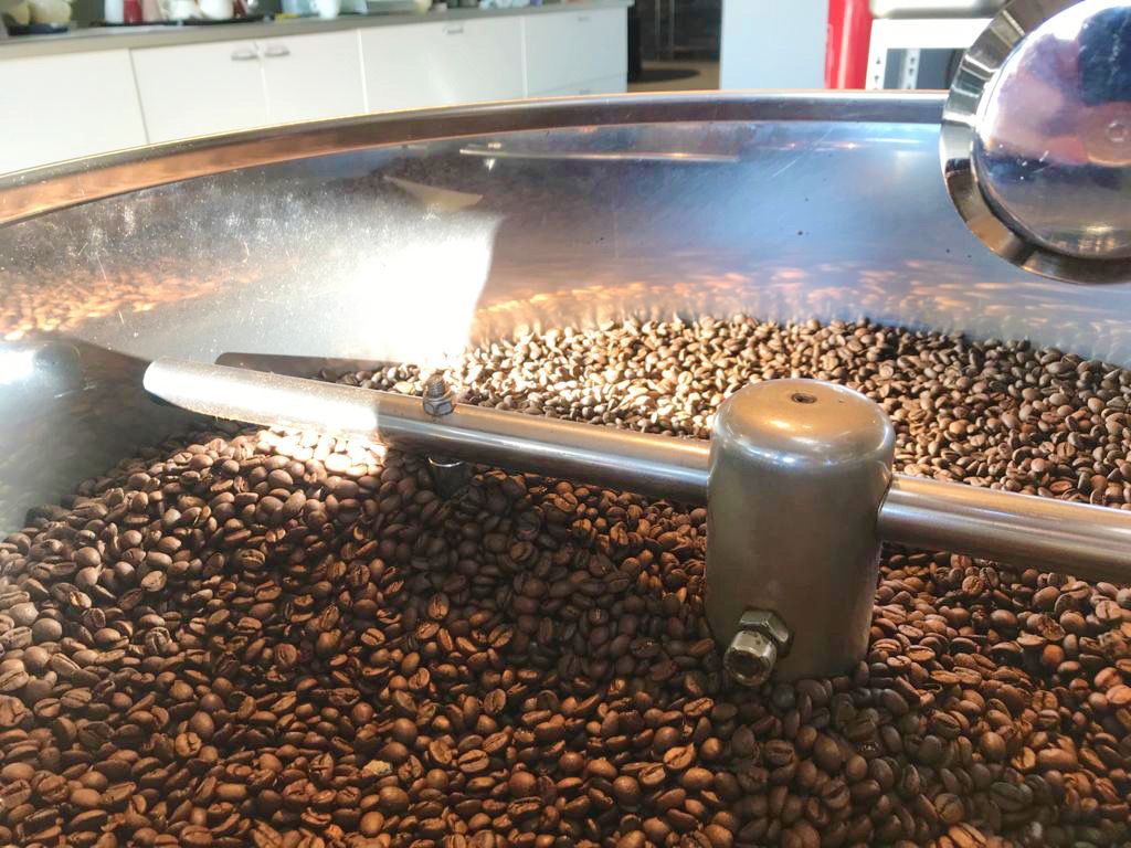 koffiebonen in de brander