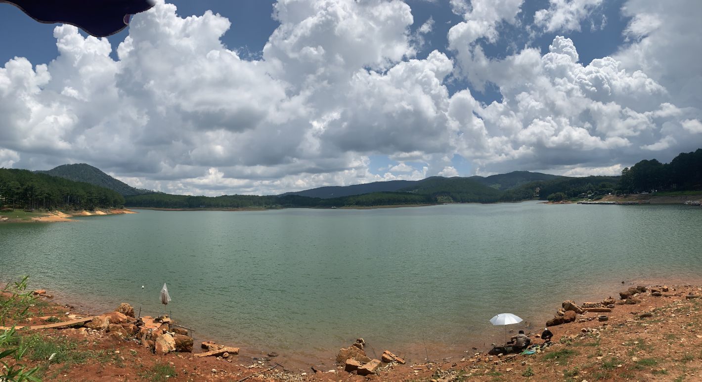 meer Dalat Vietnam blauwe lucht en wolken