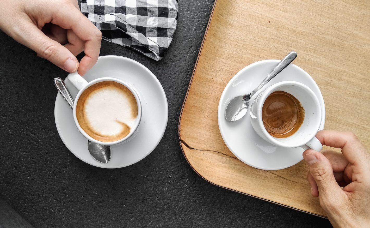 twee mensen houden een kopje koffie vast een espresso een espresso macchiato