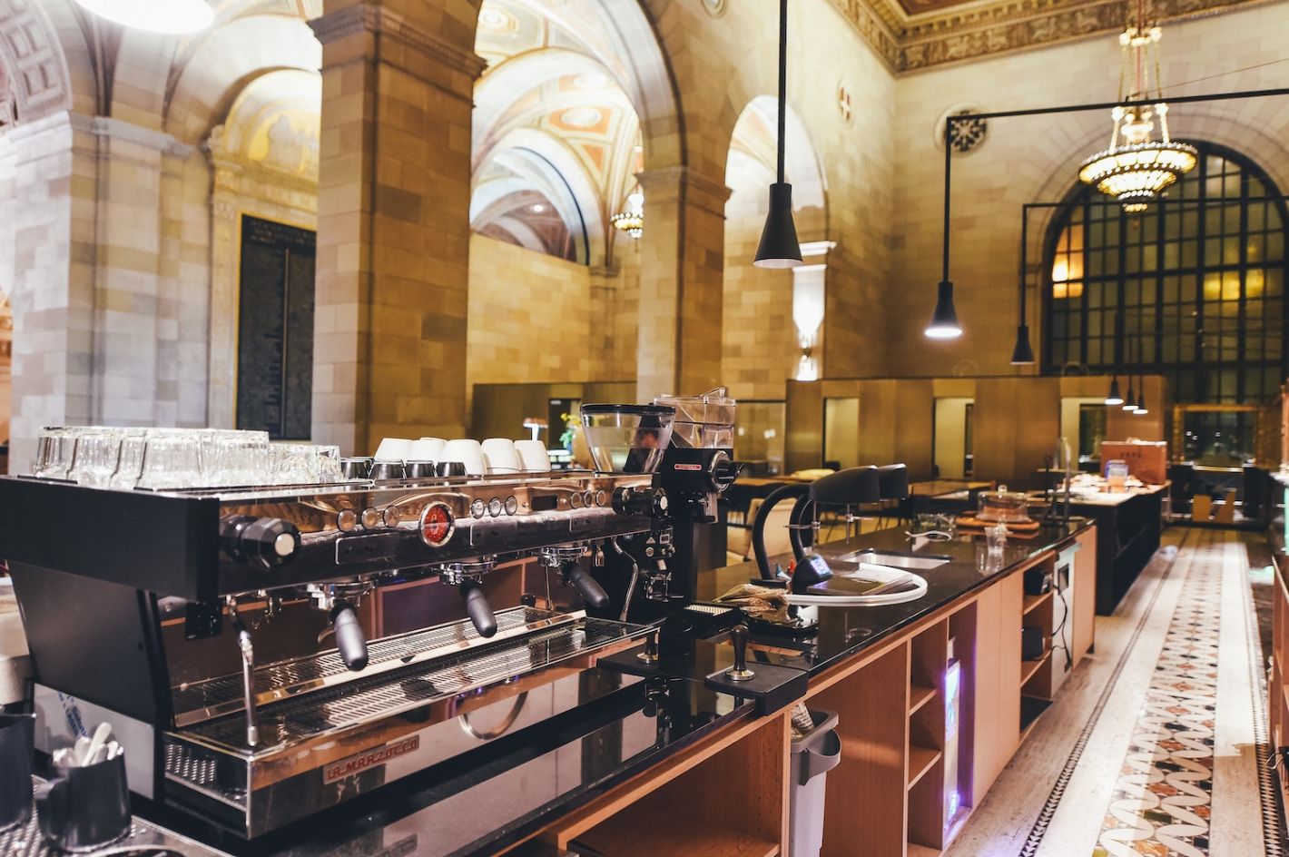 koffiebar met zuilen in grote open plek