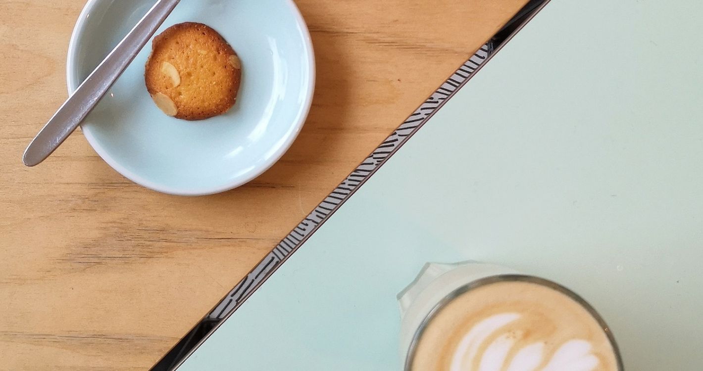 koekje schoteltje diagonale lijn koffie