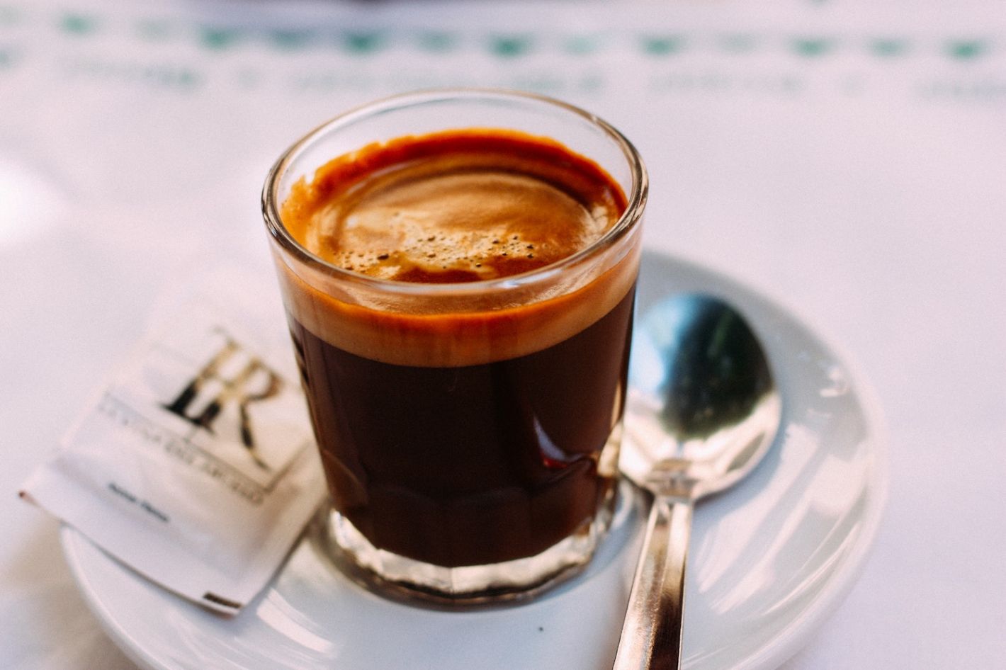 glas met espresso en crema laag