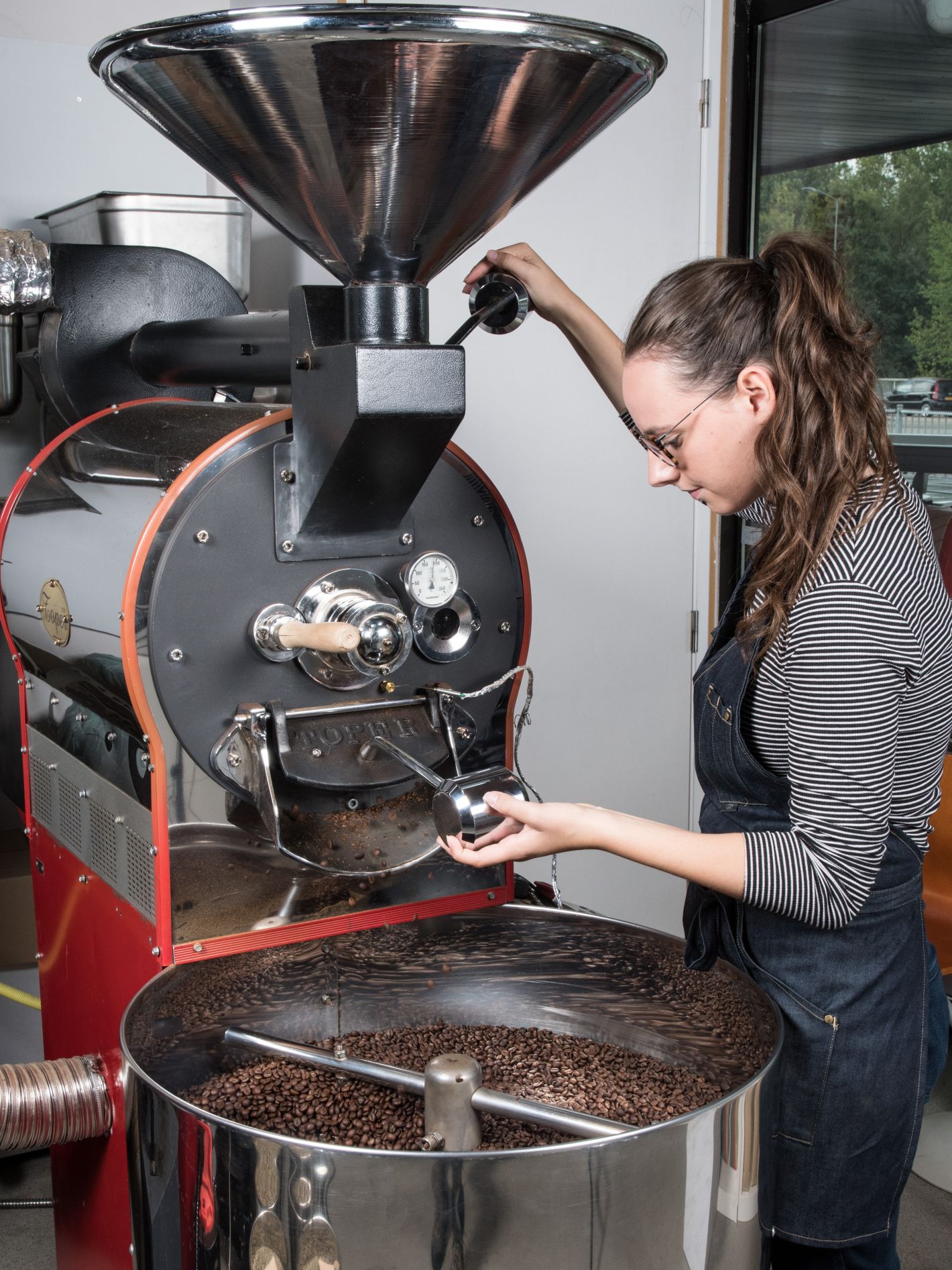 ymeja klopman bij de koffiebrander machine