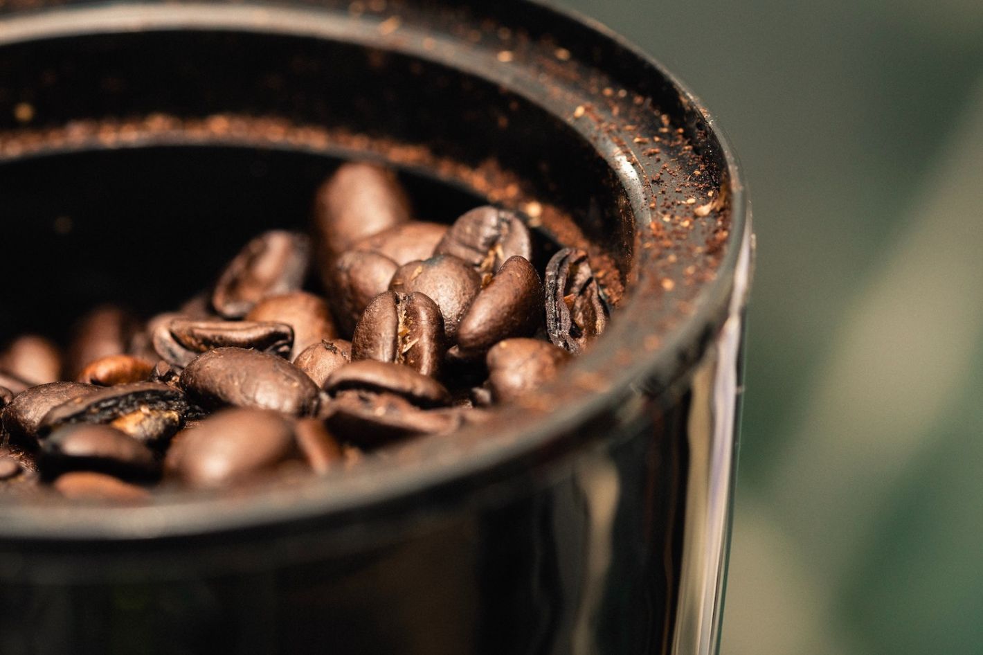 koffie in zwarte molen