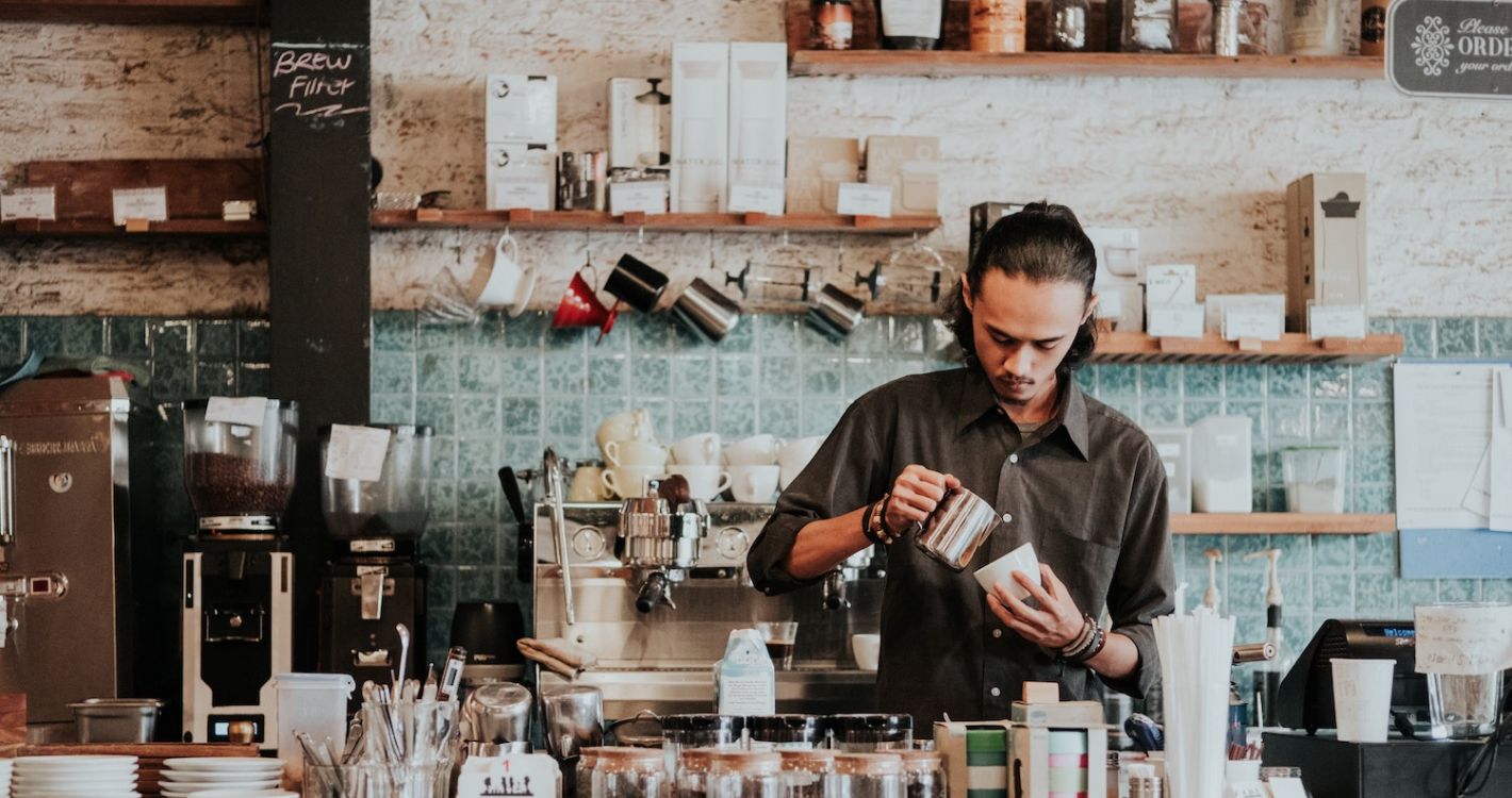 barista bij koffiebar is een koffie aan het bereiden