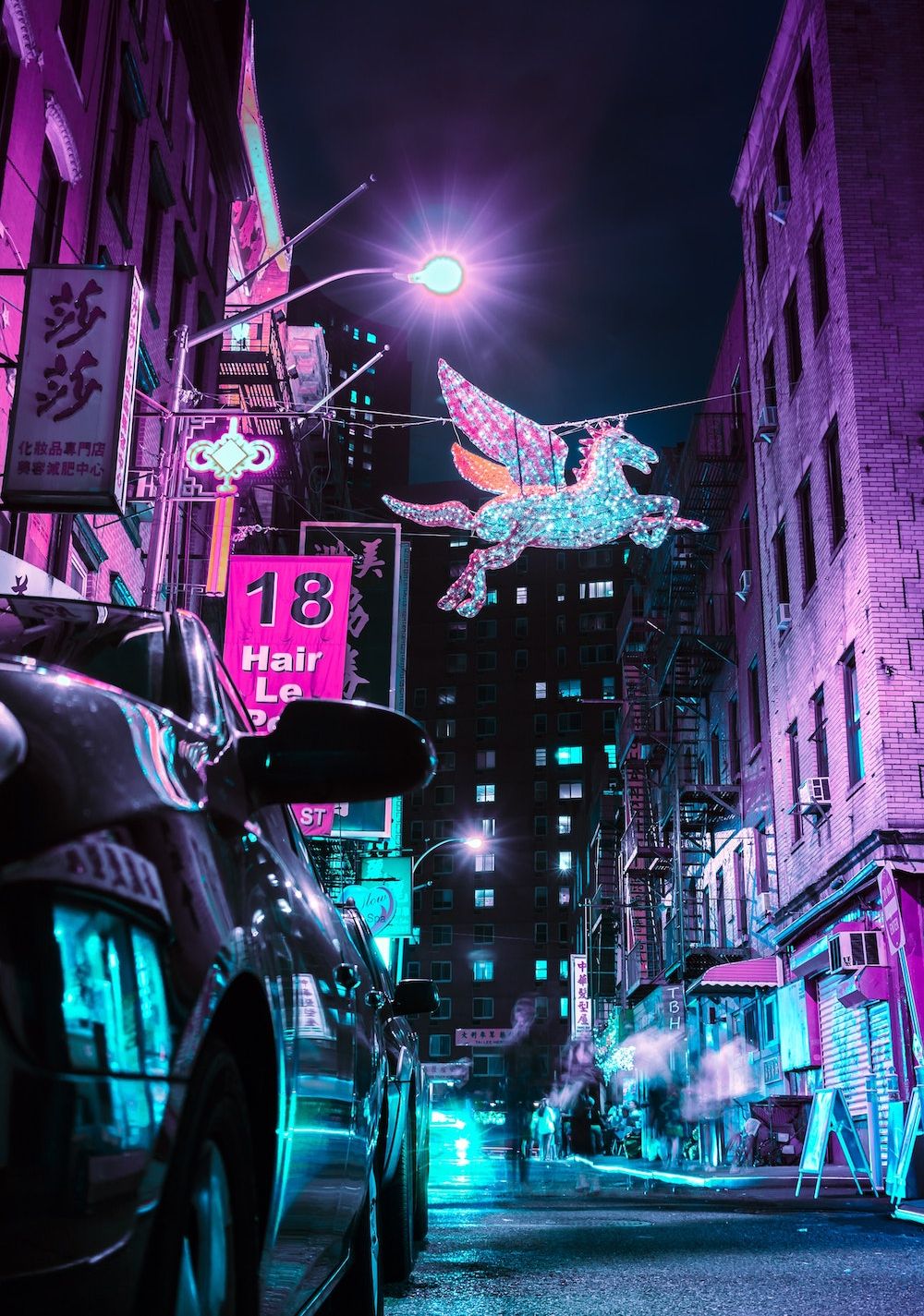 Sportauto die 's nachts door een straat rijdt met neon verlichting en een lichtgevende unicorn 