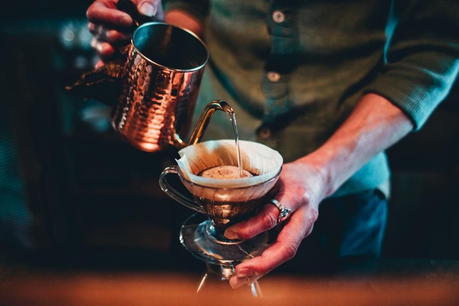 gemalen koffie, schenken in filter
