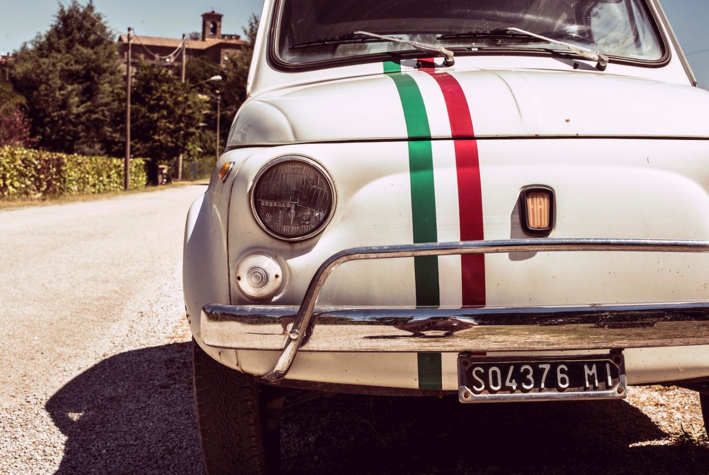 klein wit Italiaans autootje met vlag van de voorkant