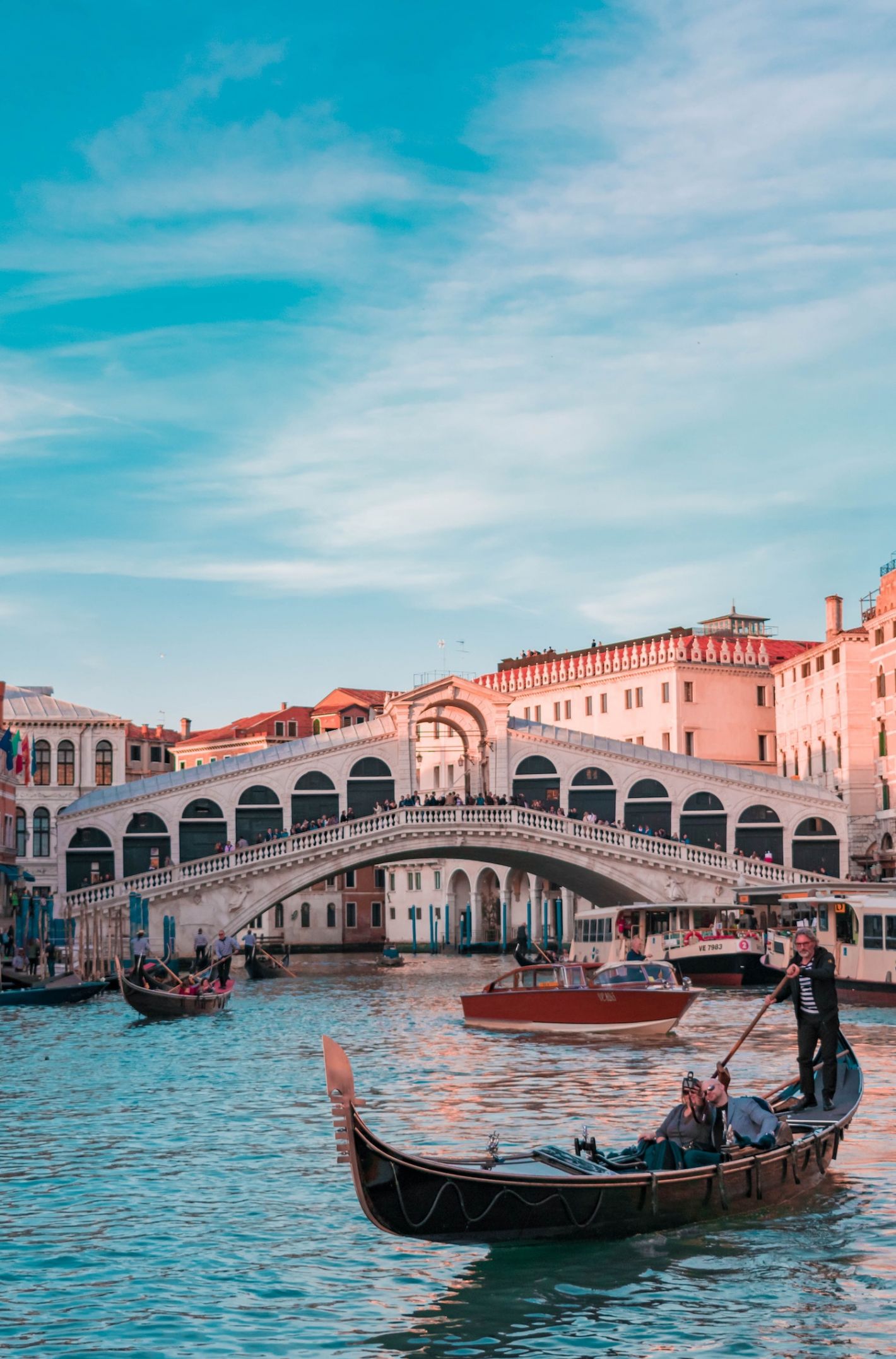 Venetië Italië gondelboot in het water bij brug