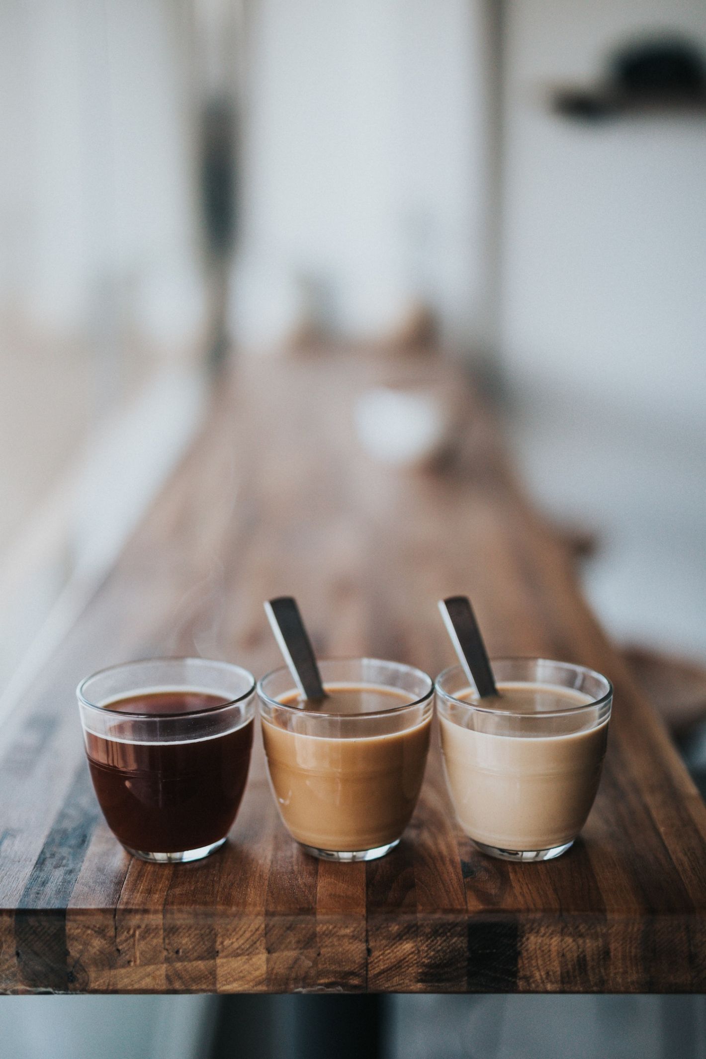 drie kleine koffieglaasjes met en zonder melk