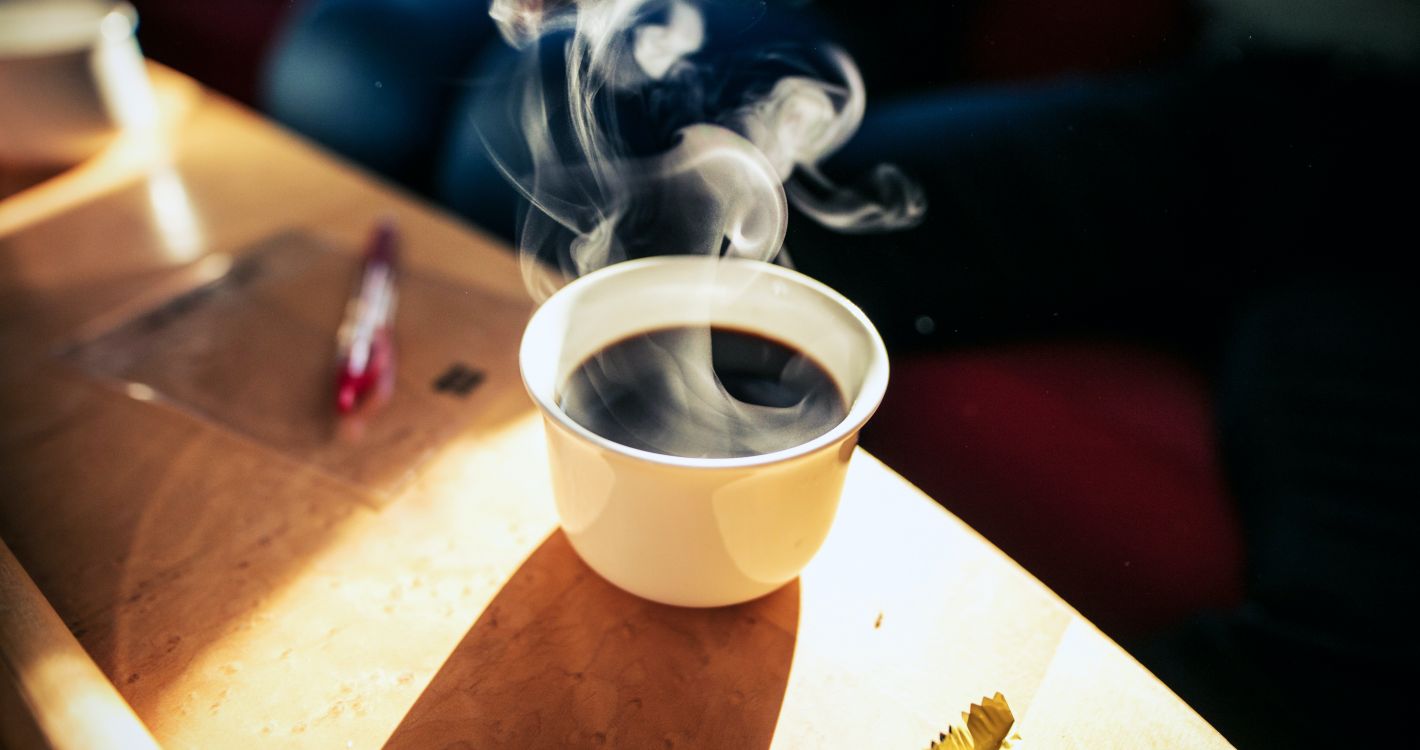 kopje zwarte koffie op tafel met warme damp
