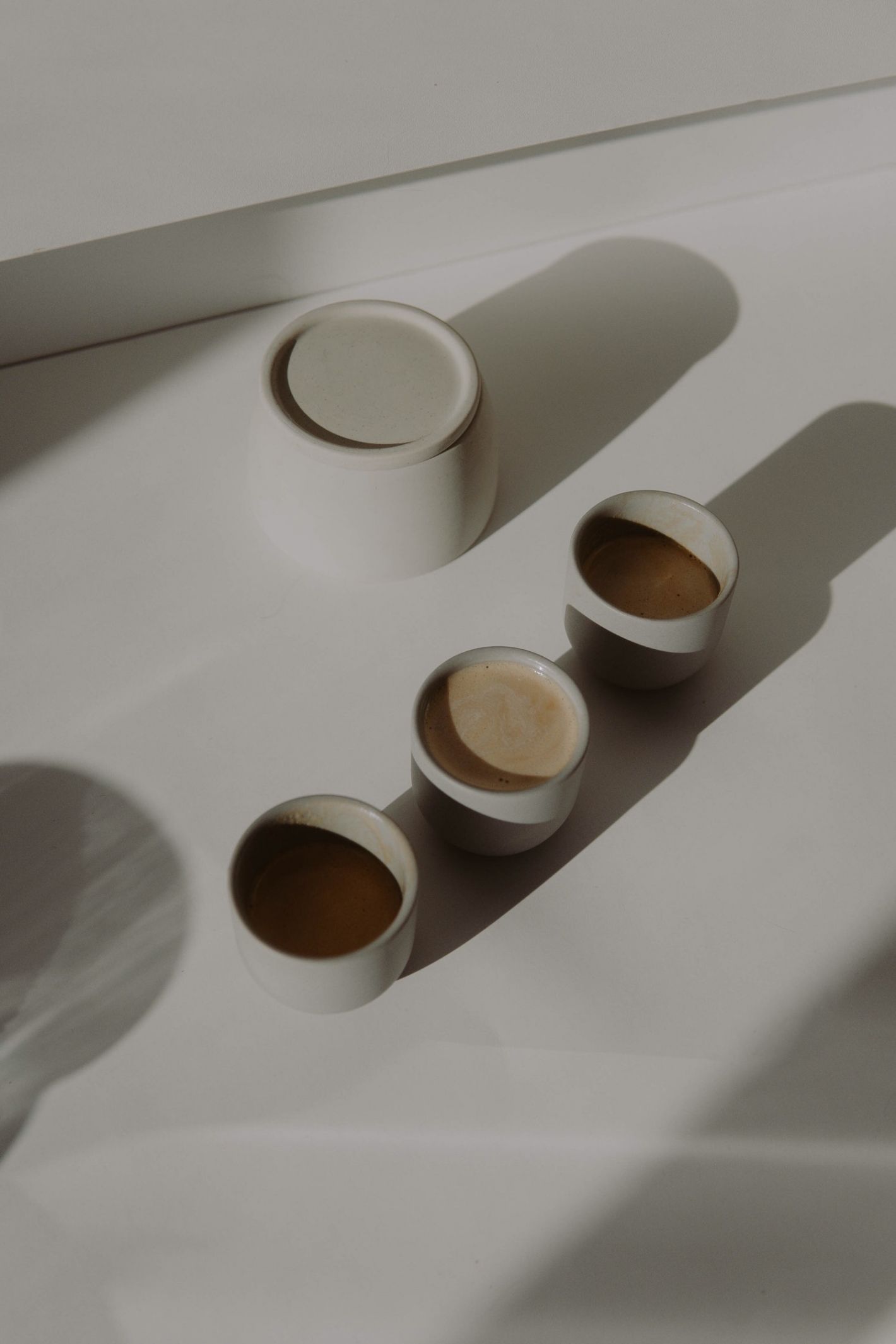 drie koffies in keramieken potjes