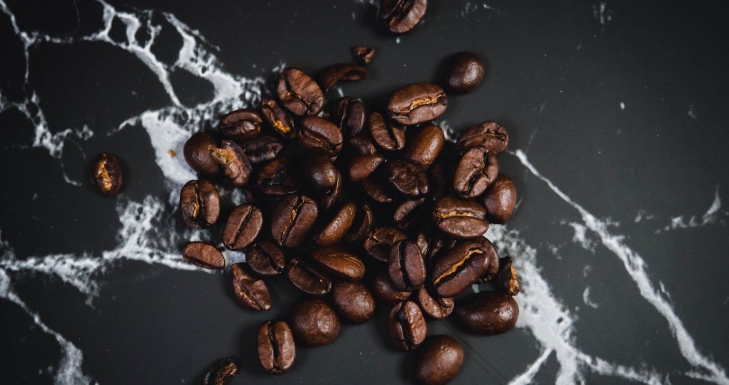 koffiebonen op zwarte marmeren achtergrond