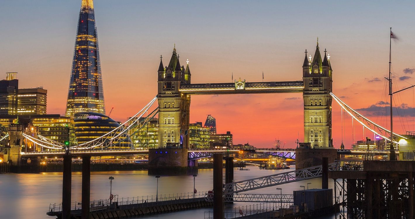 London Bridge zonsondergang twee grote boten op het water