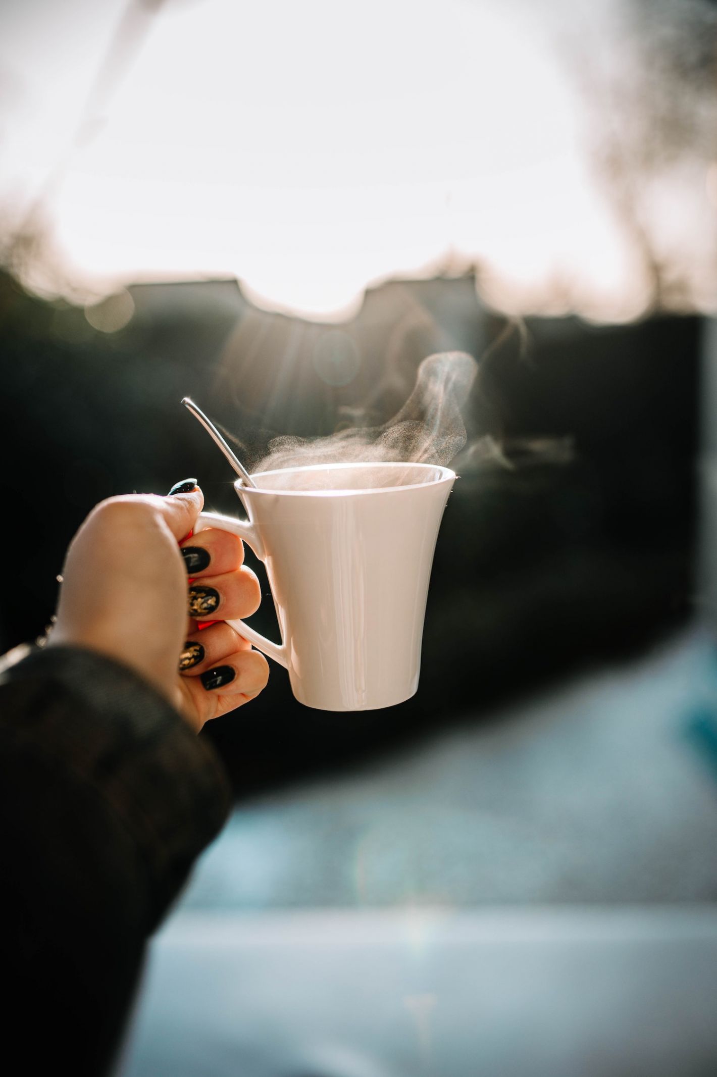 vrouw houdt kopje vast met warme drank
