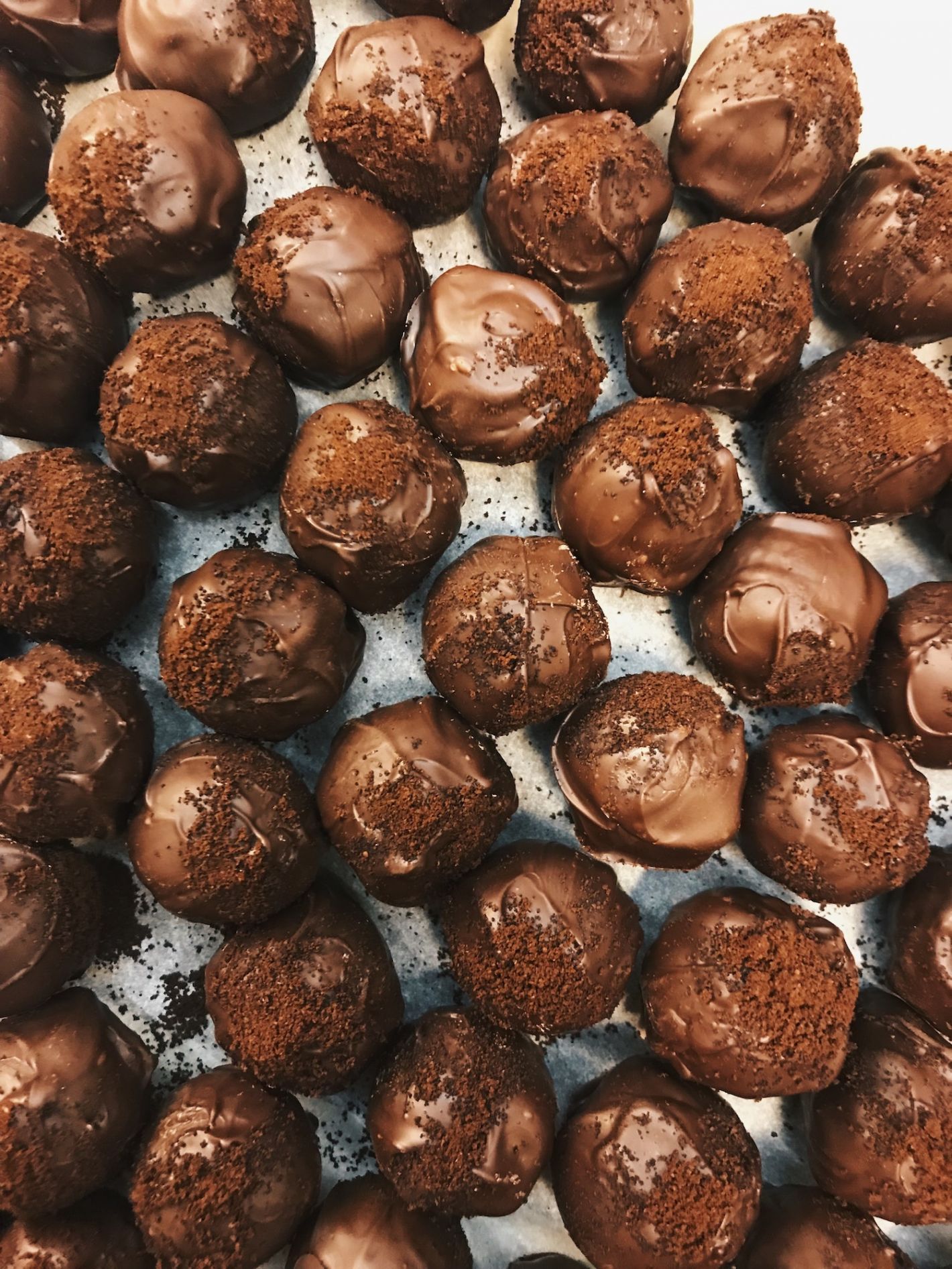 achtergrond van ronde chocolade truffels