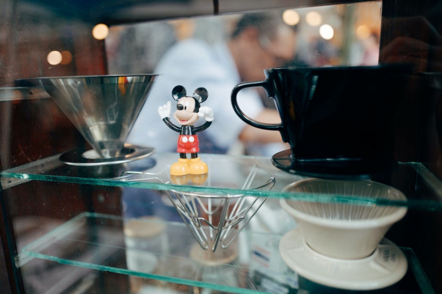filters voor koffie in vitrine Micky mouse poppetje