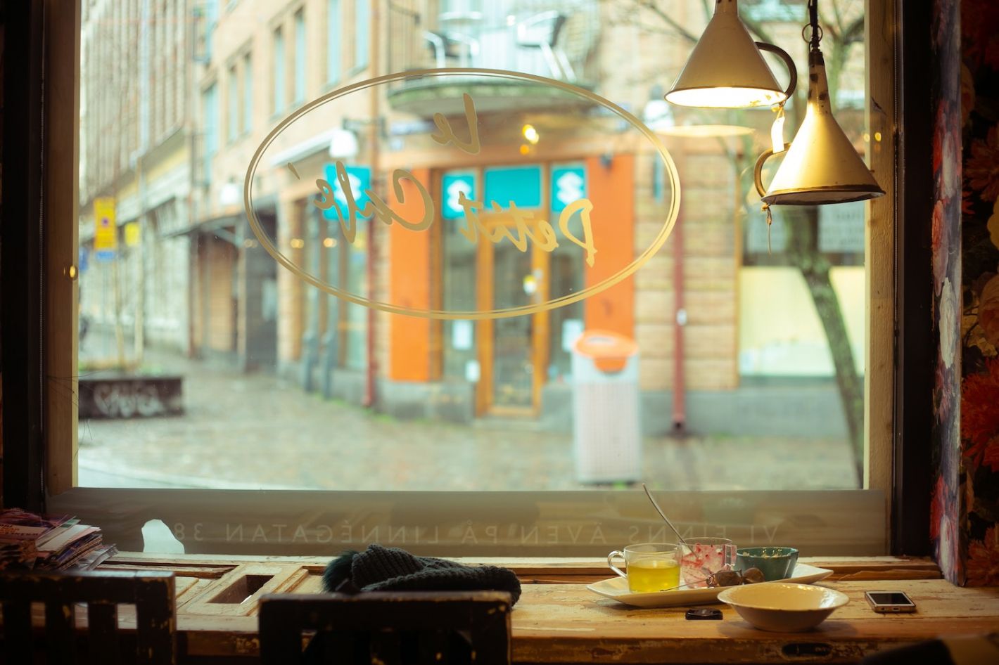 cafe met uitzicht op een straat tafeltjes en stoelen