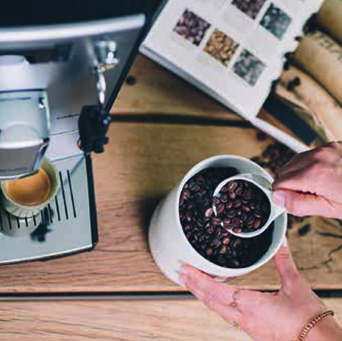 Nivona 5 serie en koffiebonen van bovenaf