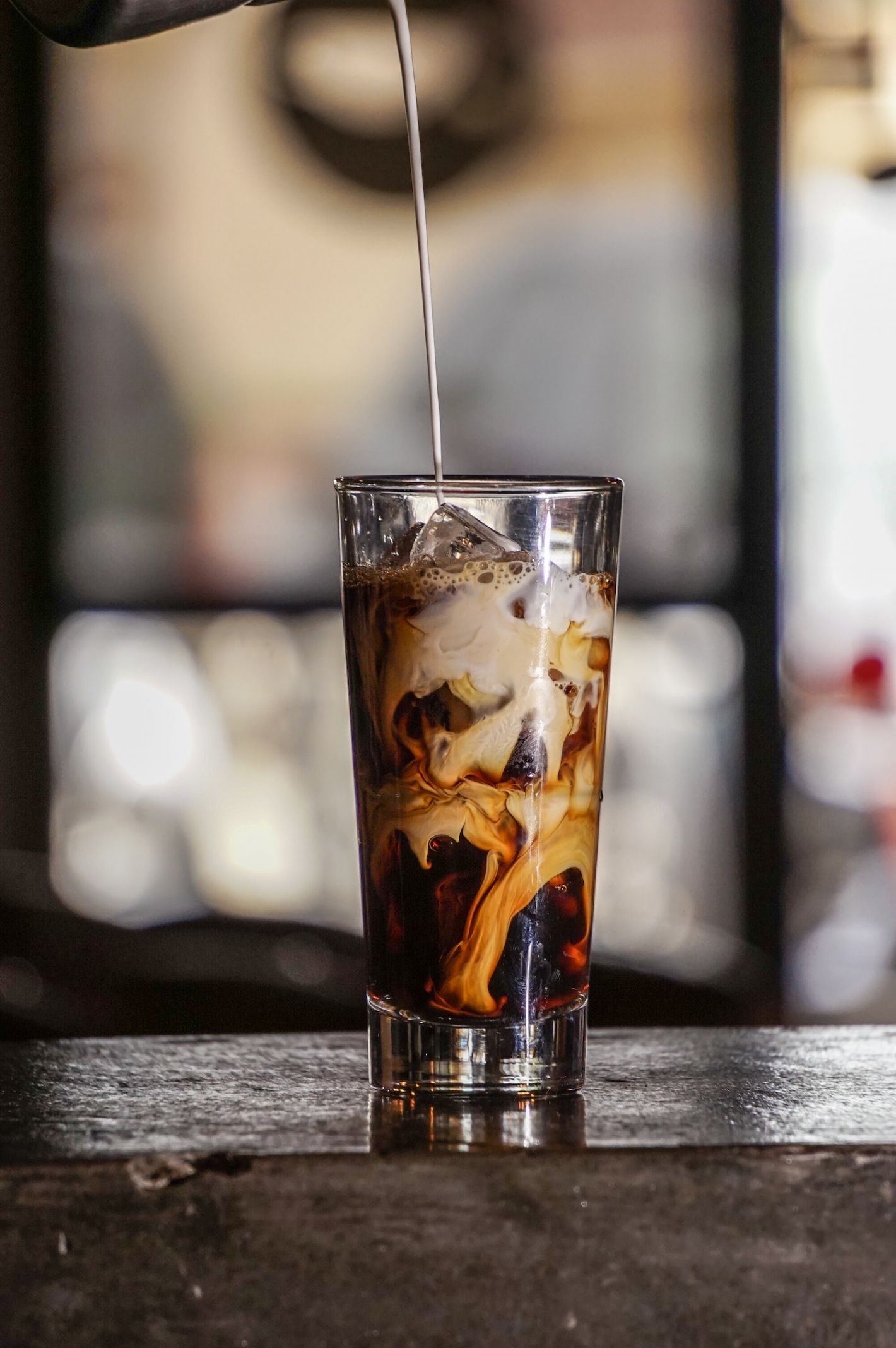 Cold brew koffie met melk en ijsklontjes in glas