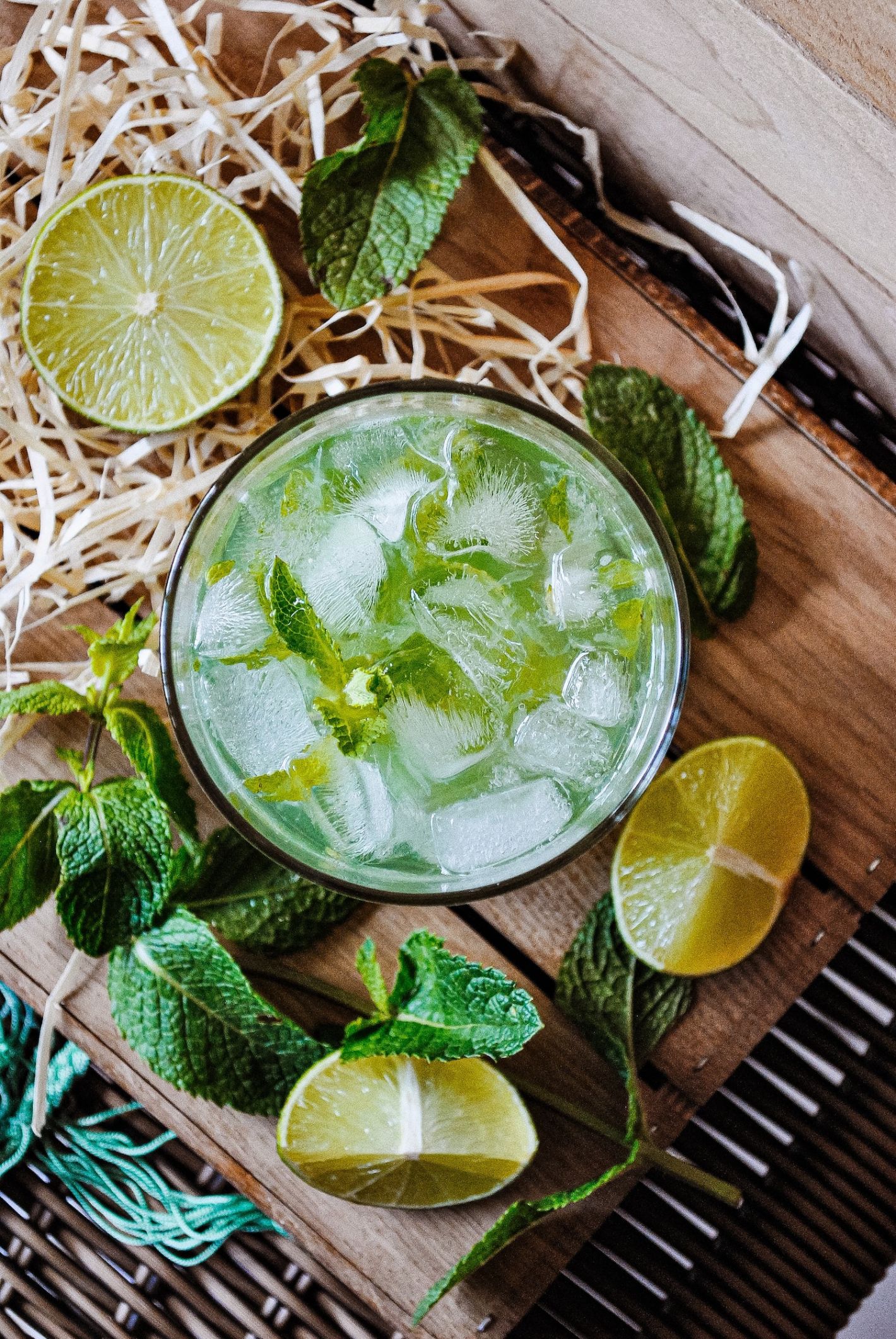 groene ijsthee met munt en limes