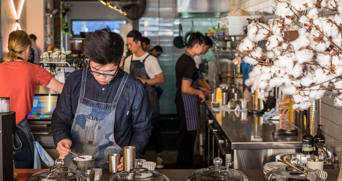 mensen die werken in restaurant koffie caffe in Japan
