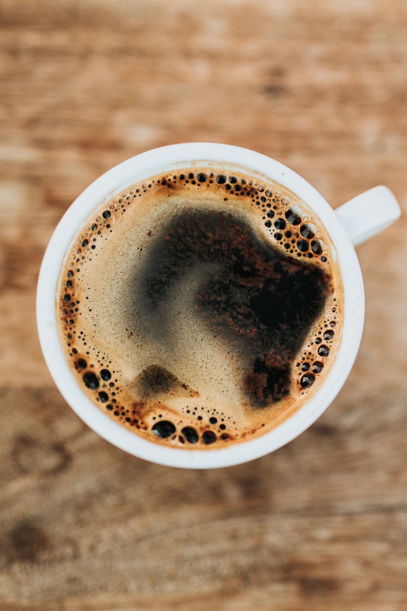 espresso op houten tafel