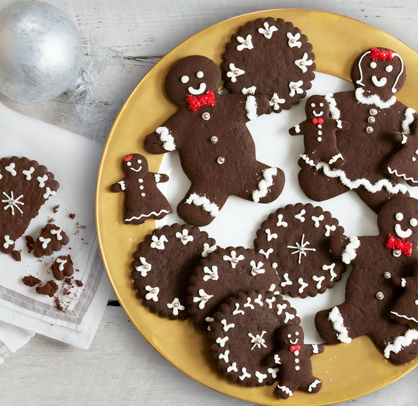 bord met gingerbread koekjes poppetjes en kransjes met witte suiker decoratie