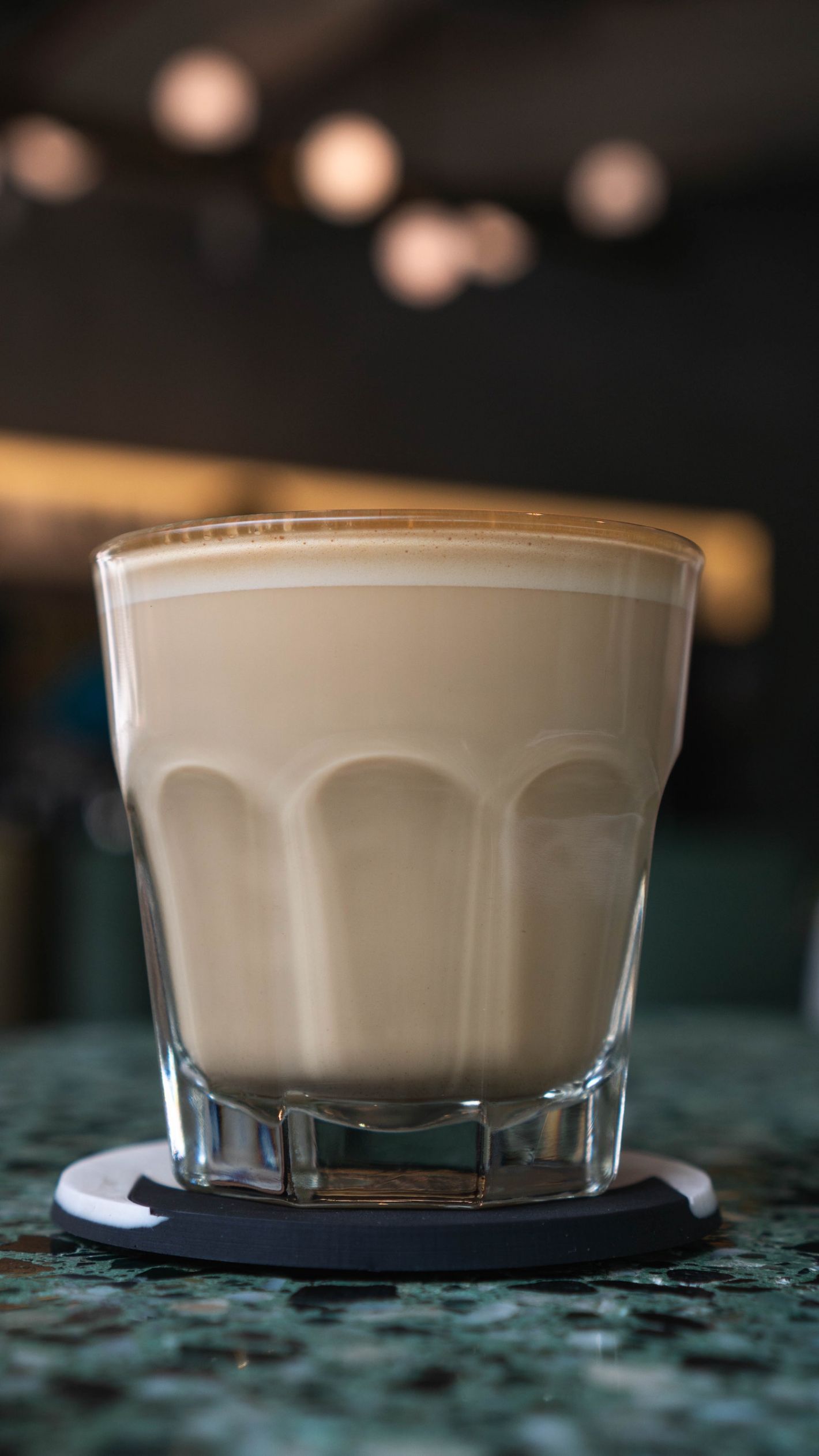 koffie in glas en veel melk